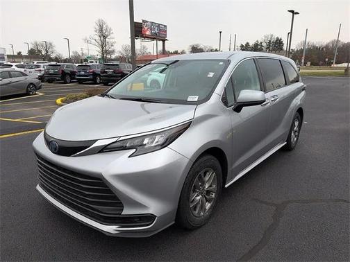2024 Toyota Sienna LE