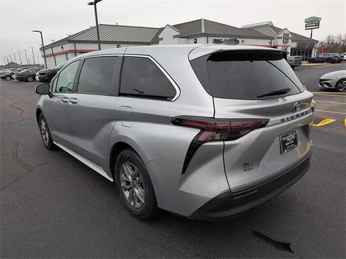 2024 Toyota Sienna LE