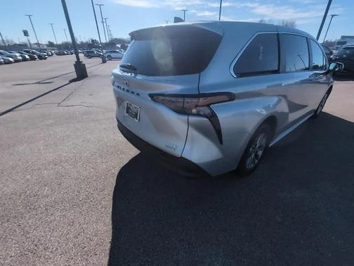 2024 Toyota Sienna LE