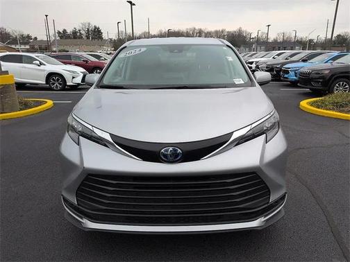 2024 Toyota Sienna LE