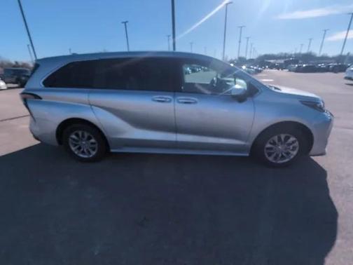 2024 Toyota Sienna LE