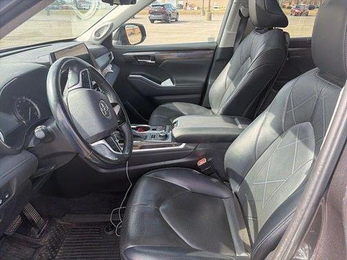 2022 Toyota Highlander Platinum