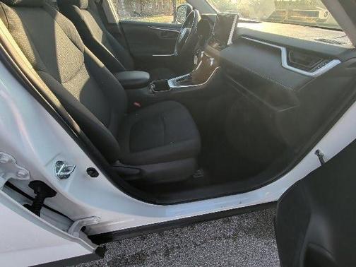 Ice 2025 Toyota RAV4 LE