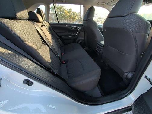Ice 2025 Toyota RAV4 LE