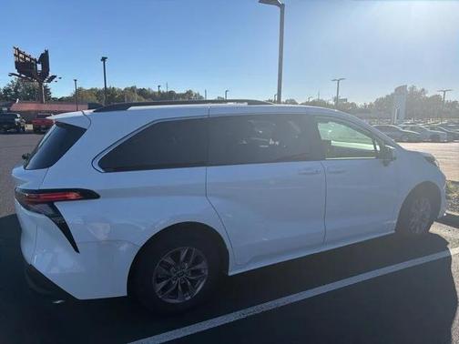 2021 Toyota Sienna LE