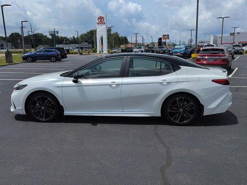 Wind Chill Pearl/Midnight Black Metallic 2025 Toyota Camry XSE