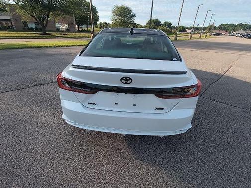 Wind Chill Pearl/Midnight Black Metallic 2025 Toyota Camry XSE