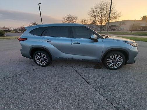 Moon Dust 2021 Toyota Highlander Platinum