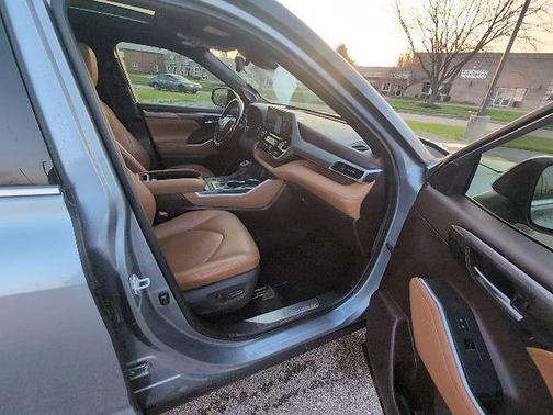 Moon Dust 2021 Toyota Highlander Platinum