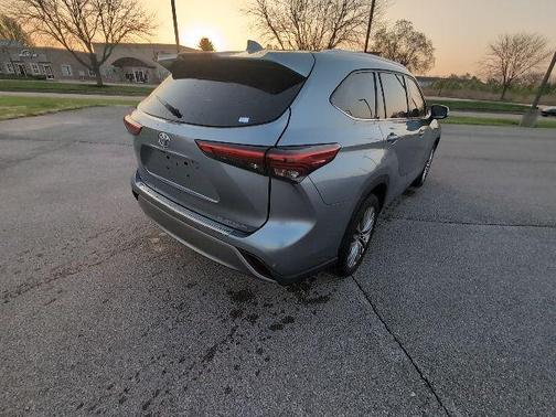 Moon Dust 2021 Toyota Highlander Platinum