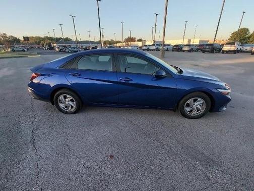 2024 Hyundai ELANTRA SE