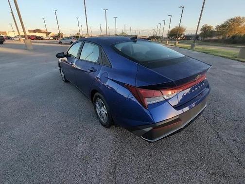 2024 Hyundai ELANTRA SE