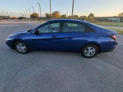 2024 Hyundai ELANTRA SE