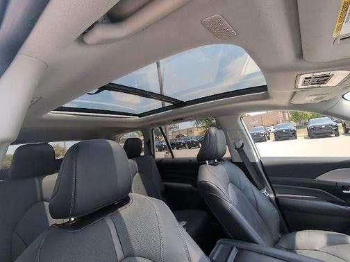 Pearl 2024 Toyota Grand Highlander Platinum