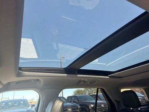 White Metallic 2023 Ford Explorer XLT