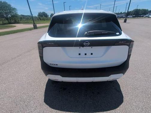 Aspen White Tricoat 2025 Nissan Kicks SV