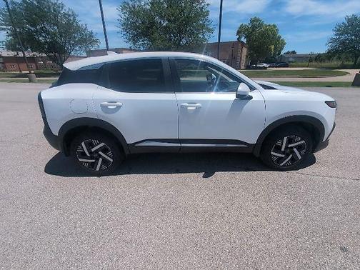 Aspen White Tricoat 2025 Nissan Kicks SV