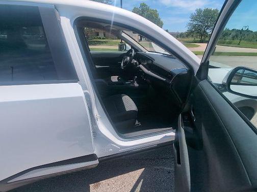 Aspen White Tricoat 2025 Nissan Kicks SV