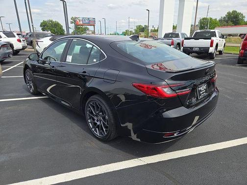Midnight Black Met 2026 Toyota Camry XLE
