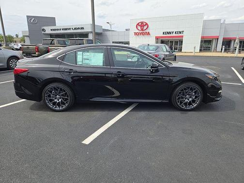 Midnight Black Met 2026 Toyota Camry XLE