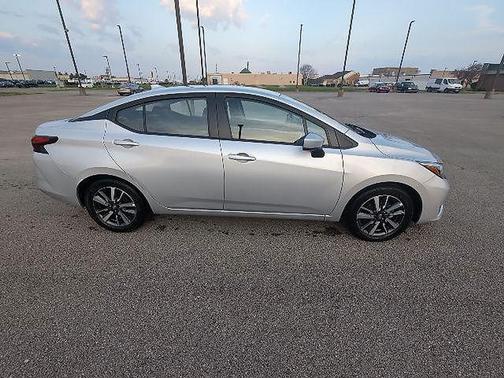 Brilliant Silver 2025 Nissan Versa 1.6 SV