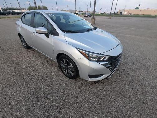 Brilliant Silver 2025 Nissan Versa 1.6 SV