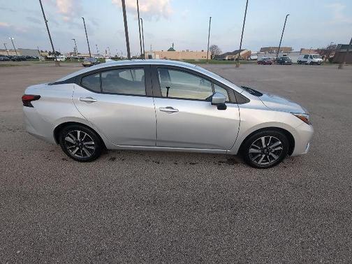Brilliant Silver 2025 Nissan Versa 1.6 SV