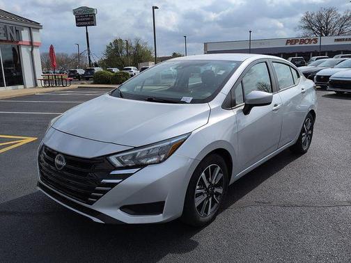 Brilliant Silver 2025 Nissan Versa 1.6 SV