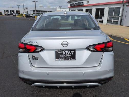 Brilliant Silver 2025 Nissan Versa 1.6 SV