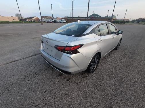 Brilliant Silver 2025 Nissan Versa 1.6 SV