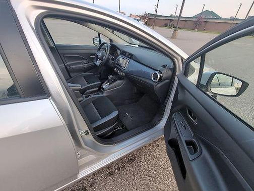 Brilliant Silver 2025 Nissan Versa 1.6 SV