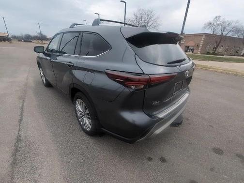 2025 Toyota Highlander Hybrid Platinum
