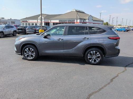 Magnetic Gray Metallic 2023 Toyota Highlander XLE