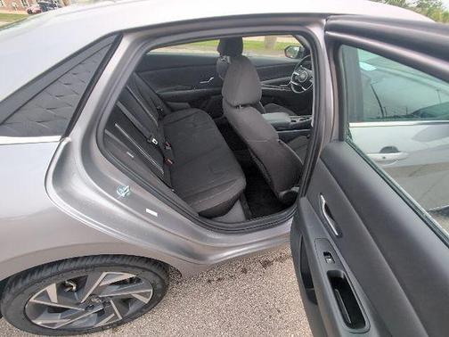Fluid Metal 2025 Hyundai ELANTRA SEL