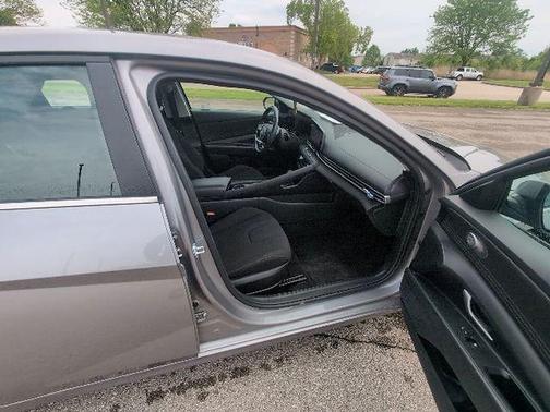 Fluid Metal 2025 Hyundai ELANTRA SEL