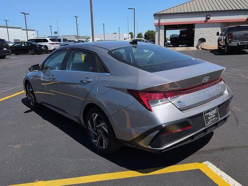 Fluid Metal 2025 Hyundai ELANTRA SEL