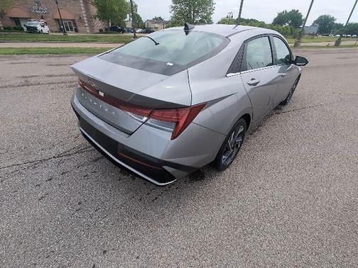 Fluid Metal 2025 Hyundai ELANTRA SEL