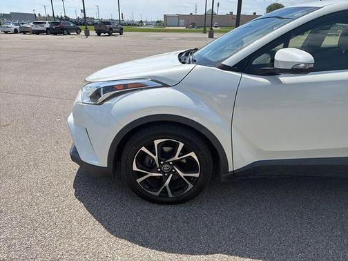 Blizzard Pearl 2019 Toyota C-HR XLE