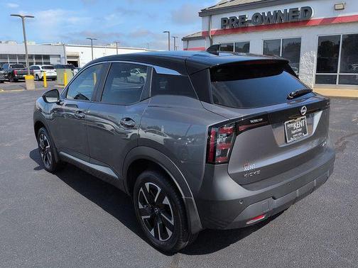 Gun Metallic/Super Black 2025 Nissan Kicks SV