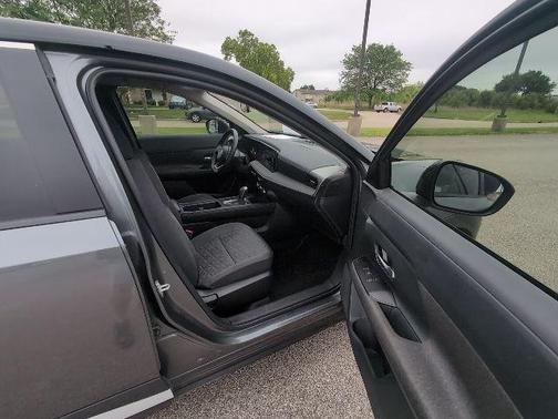 Gun Metallic/Super Black 2025 Nissan Kicks SV