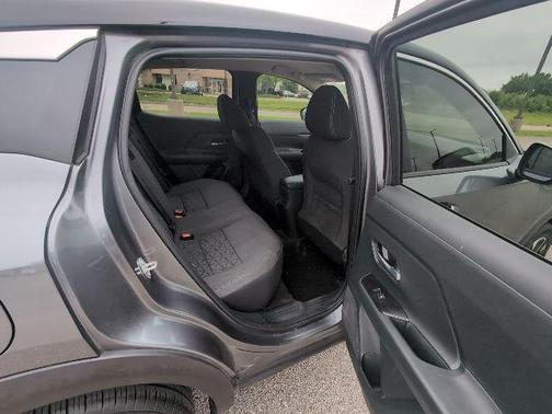 Gun Metallic/Super Black 2025 Nissan Kicks SV