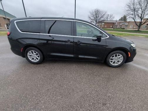 Diamond Black Crystal Pearlcoat 2024 Chrysler Pacifica Touring L