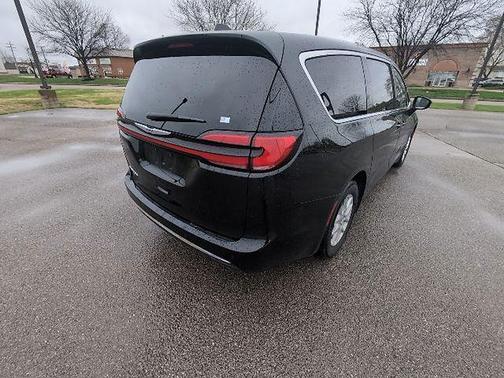 Diamond Black Crystal Pearlcoat 2024 Chrysler Pacifica Touring L