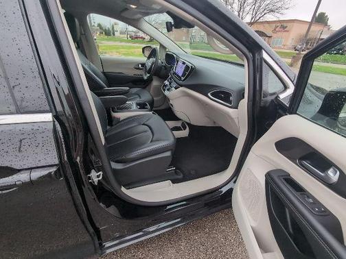 Diamond Black Crystal Pearlcoat 2024 Chrysler Pacifica Touring L