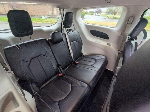 Diamond Black Crystal Pearlcoat 2024 Chrysler Pacifica Touring L