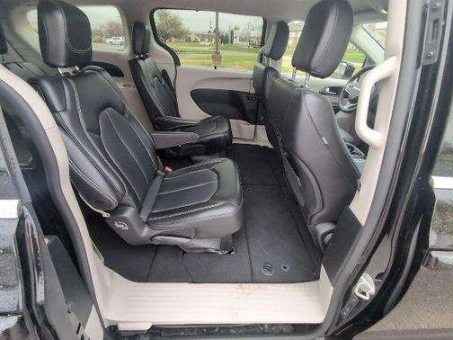 Diamond Black Crystal Pearlcoat 2024 Chrysler Pacifica Touring L