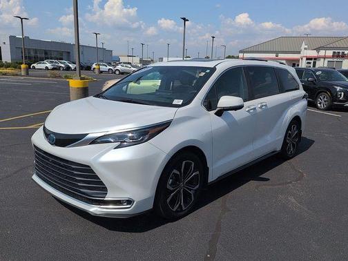 White 2025 Toyota Sienna Platinum
