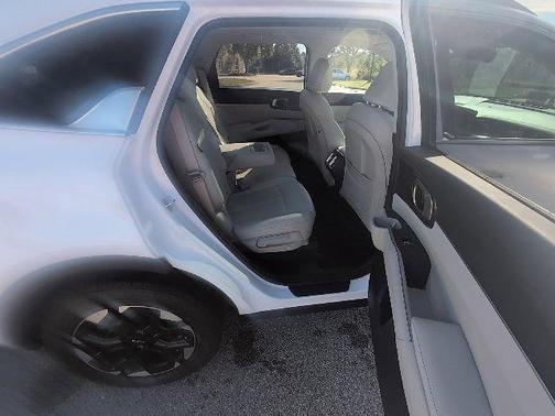 Glacial White Pearl 2024 Kia Sorento S