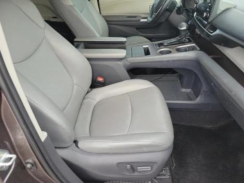 2021 Toyota Sienna XLE 8 Passenger