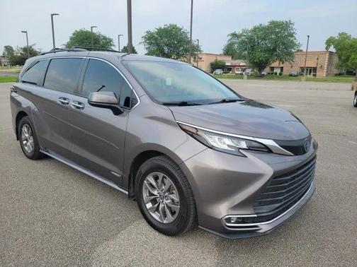 2021 Toyota Sienna XLE 8 Passenger